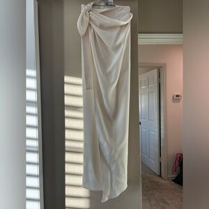 Elegant 100% silk v’che label wrap skirts with side slit.